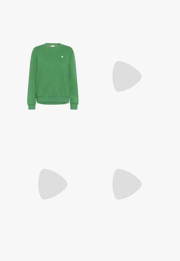 Sweat-shirt vert en coton, avec un col rond, des manches longues, des poignets côtelés et un petit accent en forme de cœur blanc sur la poitrine.; Débardeur blanc côtelé avec un col rond et sans manches. Tissu extensible et design ajusté. Étiquette au dos indiquant "GESTUZ."; Jean en denim bleu clair taille haute, coupe droite, avec poches avant, passants de ceinture, fermeture par boutons et petites fentes aux ourlets inférieurs.; Baskets en daim vert avec des rayures et des lacets blancs, dotées d'une semelle en caoutchouc naturel. Design classique avec un style athlétique rétro.