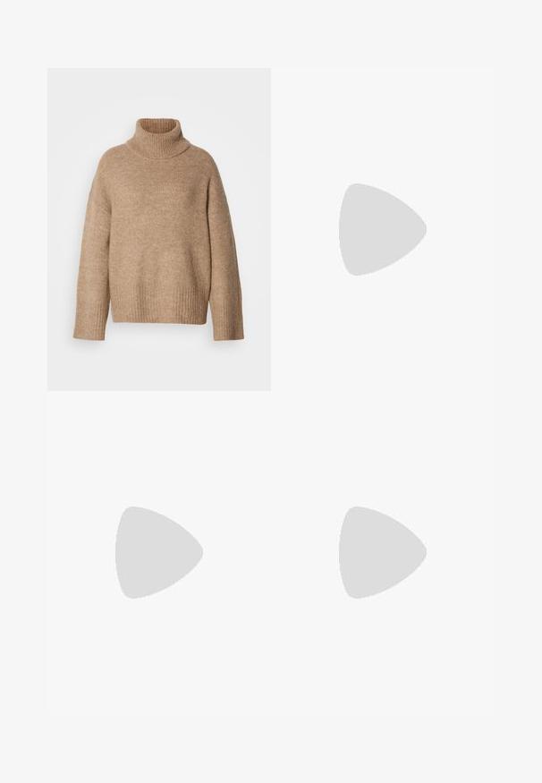Beige rullekravesweater lavet af blødt strikstof. Har ribbet halsudskæring og manchetter, med en afslappet pasform og sænkede skuldersømme.; Lyseblå høj talje denimjeans med let slid og brede, udvidede ben, vist fladt på en hvid baggrund.; Beige slip-on sko med tykk gummisål, zigzag syning omkring kraven, og strop bagpå på en ensfarvet hvid baggrund.; Lille beige læderhåndtaske med en enkelt rem og sølvnitter langs kanterne og remmen, sat mod en ensfarvet baggrund.
