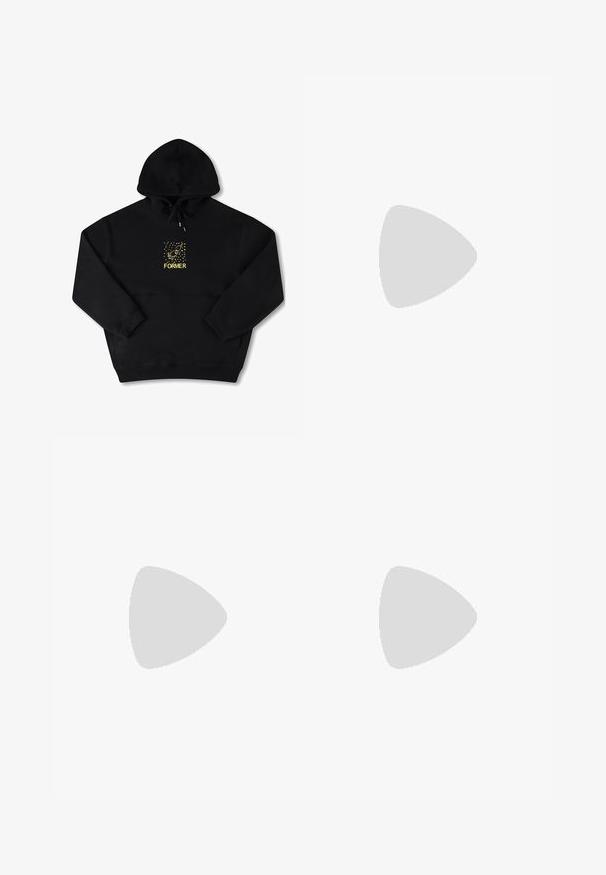 Sort hættetrøje med en frontlomme, prydet med et gult grafisk motiv af en fugl og ordet "FORMER" i fed skrift. Blødt materiale med justerbar snor.; Beige t-shirt med korte ærmer med lille sort tekst "Natural Culture" og insektgrafik på øverste venstre bryst, label "Pier One" inde i kraven.; Svarte cargo bukser lavet af holdbart stof, med flere sidelommer, lige ben-design og en knaplukning ved taljen.; Sort lædersneaker med hvide striber, tekstureret gummisål og snørrebånd foran. Har et brandet mærke på tungen.