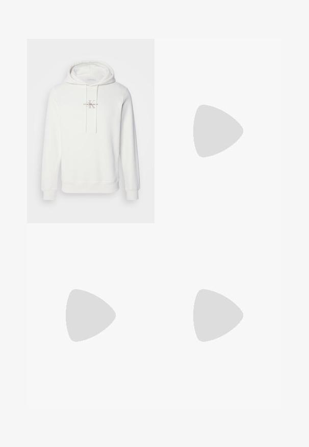 Valge kapuutsiga kampsun, mis on valmistatud pehmest kangast. Omab reguleeritavat kapuutsi, soonikpikki ja esiosas halli ja heledat kuldset Calvin Kleini logo.; Heledad sinine pika varrukaga nööpidega puuvillane särk, millel on pehme tekstuur, klassikaline krae ja esiküljel nööbid.; Hele sinist värvi sirge säärega teksapüksid, millel on õrn pleekimine ja väiksed kulunud kohad mõlema sääre allääre lähedal.; Bež nubukist rinna saapad musta kummist tallaga, nöörimise disainiga, väikese logoga embossinguga küljel ning tagaküljel tõmbeasa.