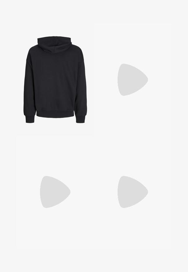 Sweat à capuche noir à manches longues, poignets et ourlet côtelés, vu de dos, avec une capuche cousue sans éléments de design visibles.; T-shirt noir uni à manches courtes et col rond présenté sur un fond gris clair.; Pantalon large vert olive avec une taille élastique et des plis sur le devant, présenté sur un fond clair.; Bottines noires en suède avec une semelle en caoutchouc, bout rond et design à lacets. Comprend un col rembourré et des détails de couture contrastants.
