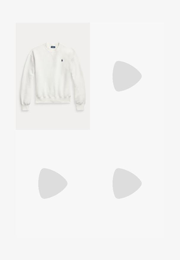 Sweat-shirt blanc à manches longues avec col rond, poignets et bas côtelés, avec un petit logo brodé foncé sur la poitrine gauche.; Chemise blanche à manches longues boutonnée avec fines rayures verticales bleues et un logo bleu brodé sur le poignet gauche.; Jean bleu foncé taille haute à jambes larges avec passants de ceinture et coutures avant visibles sur un fond uni clair.; Mocassin en cuir texturé noir avec petit talon et détail classique de bride à pièce, présenté de profil sur un fond clair uni.