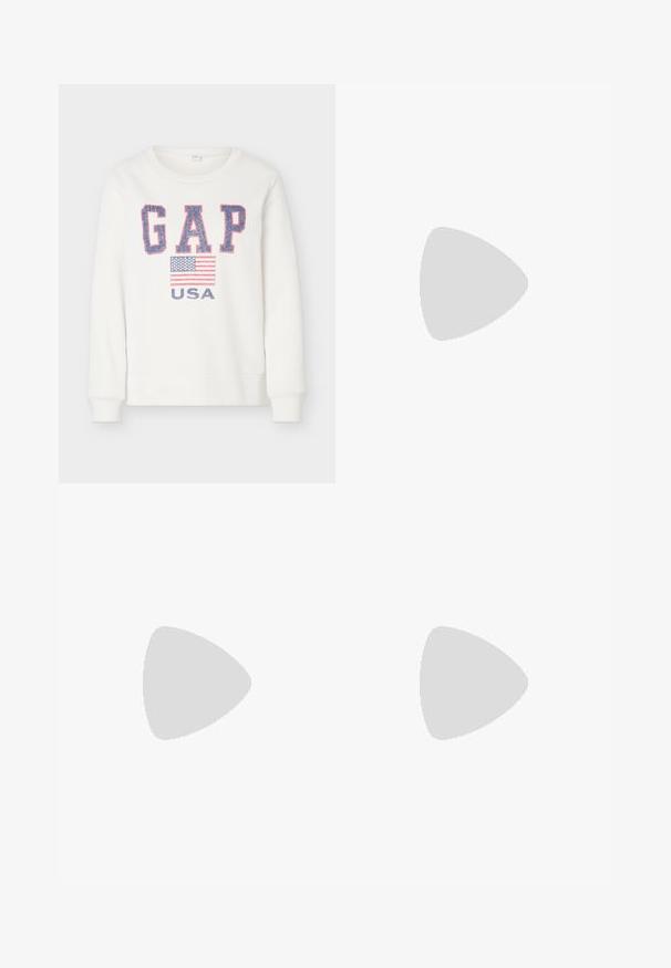 Λευκό φούτερ με μπλε και κόκκινα γράμματα "GAP", γραφικό της αμερικανικής σημαίας και το κείμενο "USA" από κάτω στο μπροστινό μέρος.; Σκούρο μπλε τζιν παντελόνι με φαρδύ πόδι, κούμπωμα με κουμπί και φερμουάρ μπροστά, θηλιές για ζώνη και εμπρόσθιες τσέπες σε ανοιχτό φόντο.; Σκούρο δερμάτινο παπούτσι μπαλαρίνα σε μπορντό χρώμα, με μυτερή μύτη και λεπτό T-λουράκι με ασημένια αγκράφα σε λευκό φόντο.; Καφέ πατεντωμένη δερμάτινη τσάντα σε ορθογώνιο σχήμα, με δύο μακριές λαβές και λεπτές καμπύλες λεπτομέρειες στο μπροστινό μέρος.