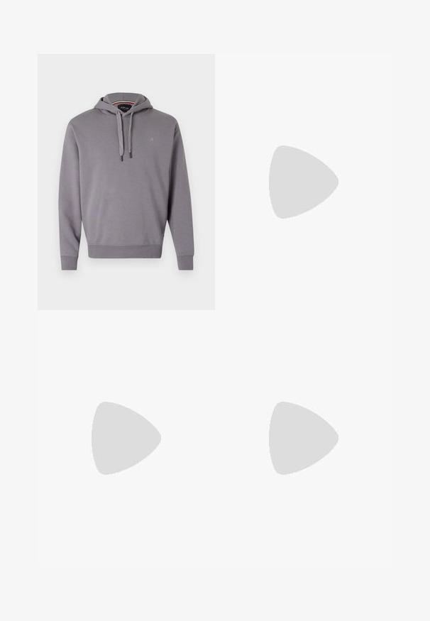 Grå hættetrøje med snoretræk i hætten, ribbede manchetter og kant, med et lille logo på brystet. Blødt stof med en glat tekstur.; Hvid kortærmet T-shirt med rund hals og afslappet pasform på ensfarvet lys baggrund.; Udsvingede blå denim jeans med en mellemwash, der har fem lommer, en knaplukning og synlig syning. Glat tekstur med let falmning.; Hvide lædersneakers med en glat overflade, prydet med perforeret design, klassisk snørering og gummisål, placeret over en træoverflade.