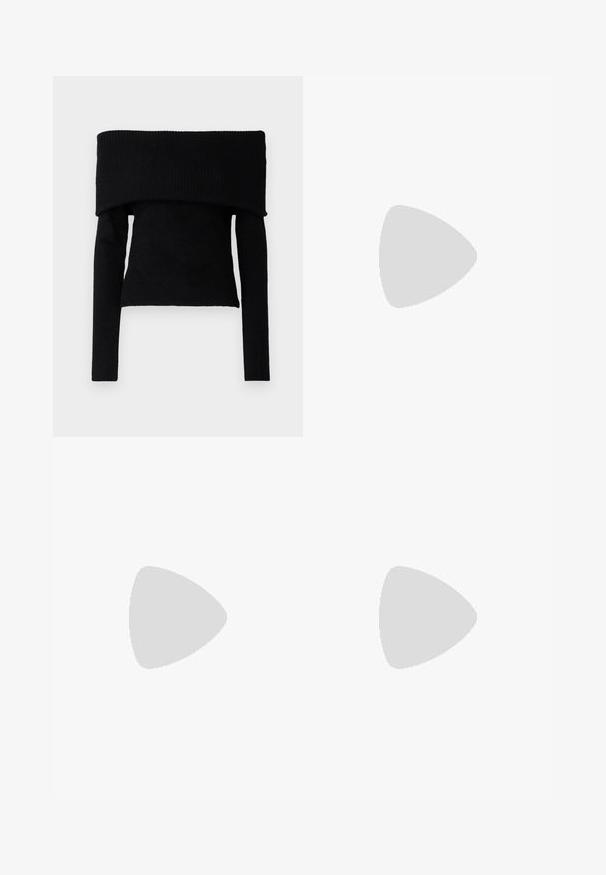 Pull noir à épaules dénudées en tissu tricoté doux, avec des manches longues et une texture côtelée au niveau de l'encolure et des poignets.; Jeans en denim bleu clair évasés avec cinq poches, une fermeture à bouton et des passants de ceinture, présentant des zones décolorées et une texture lisse.; Jambes portant des leggings côtelés foncés associés à des ballerines noires avec de petits détails en nœud sur fond blanc.; Petit sac à main noir brillant avec deux longues anses et des détails à cordon sur les côtés sur un fond clair uni.