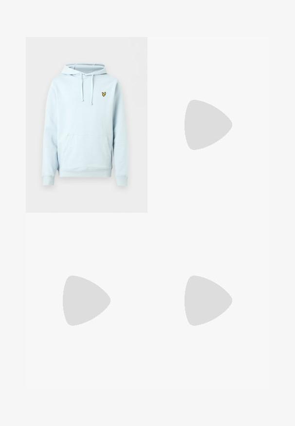 Sweat à capuche bleu clair avec poche avant, cordons réglables, poignets côtelés et petit logo oiseau jaune sur la poitrine gauche.; T-shirt bleu clair à col en V et manches courtes avec petit logo crocodile vert Lacoste sur le côté gauche de la poitrine.; Shorts décontractés beige avec taille élastique et petit logo vert brodé en bas de la jambe droite.; Baskets en cuir blanc avec logo doré, lacets plats, semelle blanche texturée, bout rond et design minimaliste.