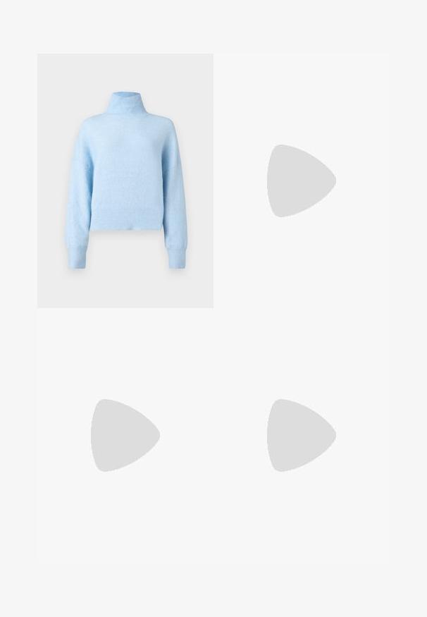 Pull à col roulé bleu clair en tissu doux et texturé. Présente une coupe décontractée, des poignets côtelés et un ourlet raccourci.; Chemise blanche à manches longues avec col, boutons sur le devant, petite poche poitrine et design enroulé à la taille. Tissu en coton doux.; Jupe mini en laine bleu marine avec une coupe droite, des coutures plates et une texture lisse. Sans motifs ni ornements visibles.; Bottine en cuir noir avec une finition brillante, un bout carré et un design de talon incurvé unique. Elle présente un petit logo métallique en accent.