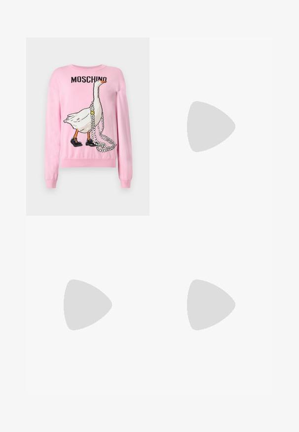 Pull en tricot rose à manches longues, avec un motif d'oie tenant des perles et portant des chaussures noires. "MOSCHINO" est imprimé au-dessus.; Shorts à taille élastique avec design fendu : un côté noir avec de grandes tournesols jaunes et des feuilles vertes, l'autre côté à carreaux bleu clair et blanc.; Chaussure plate slingback noire pointue avec un petit talon et logo "LOVE MOSCHINO" sur le côté, sur un fond clair uni.; Pochette bleue en forme de dauphin avec bandoulière chaîne argentée posée sur une surface blanche, avec un petit détail œil noir et le nom de la marque sur la nageoire.