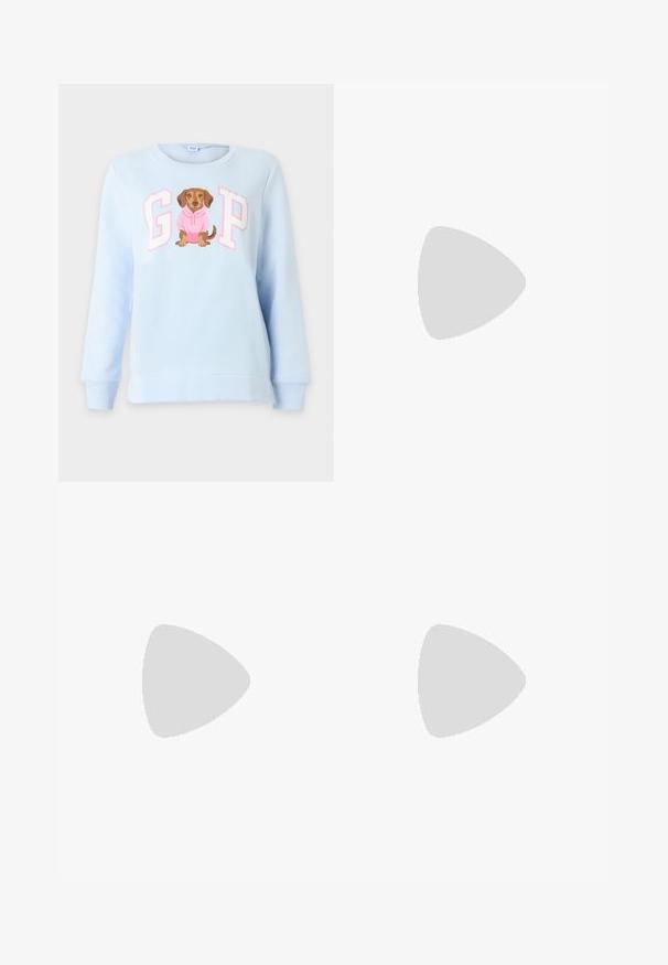 Sweat-shirt bleu clair à manches longues avec les lettres "GAP" et un chien marron portant un sweat à capuche rose imprimé entre les lettres.; T-shirt à manches courtes rose et blanche avec de fines rayures horizontales marron, encolure ronde et coupe décontractée.; Jean en denim bleu clair taille haute avec poches avant, fermeture par boutons et jambes évasées larges.; Baskets en daim et cuir noir avec un swoosh latéral crème et un talon crème clair. Dotées de lacets beige et d'une semelle en caoutchouc gomme.