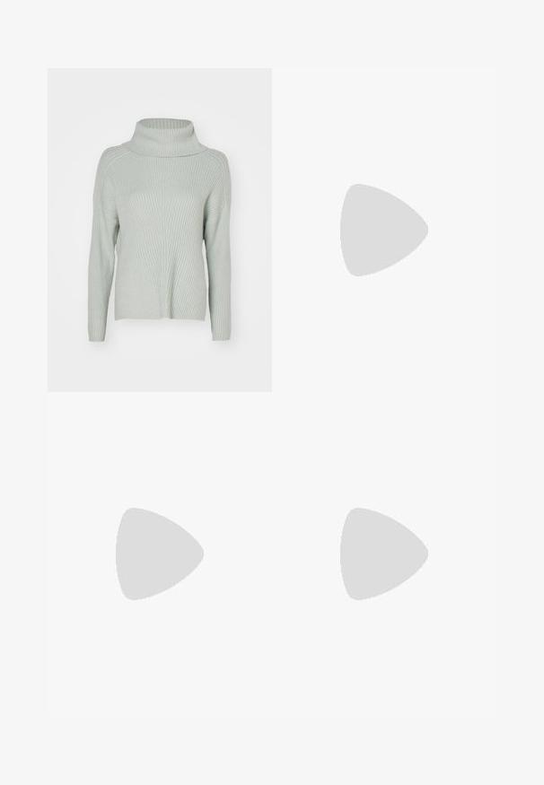 ONLY ONLKATIA SADDLE ROLL NECK - Πουλόβερ - aqua gray melange; Τζιν παντελόνι βαμβακερό σε ανοιχτό μπλε με ίσια γραμμή, πέντε τσέπες, κλείσιμο με μεταλλικό κουμπί και διακριτικές λεπτομέρειες φθοράς στο μπροστινό μέρος.; Μαύρο παπούτσι slingback από πατενταρισμένο δέρμα με μυτερή μύτη και χαμηλό κεκλιμένο τακούνι τύπου block σε απλό φωτεινό φόντο.; Μικρή μαύρη γυαλιστερή τσάντα με δύο μακριές λαβές και λεπτομέρειες με ρυθμιζόμενο κορδόνι στο πλάι σε απλό ανοιχτό φόντο.