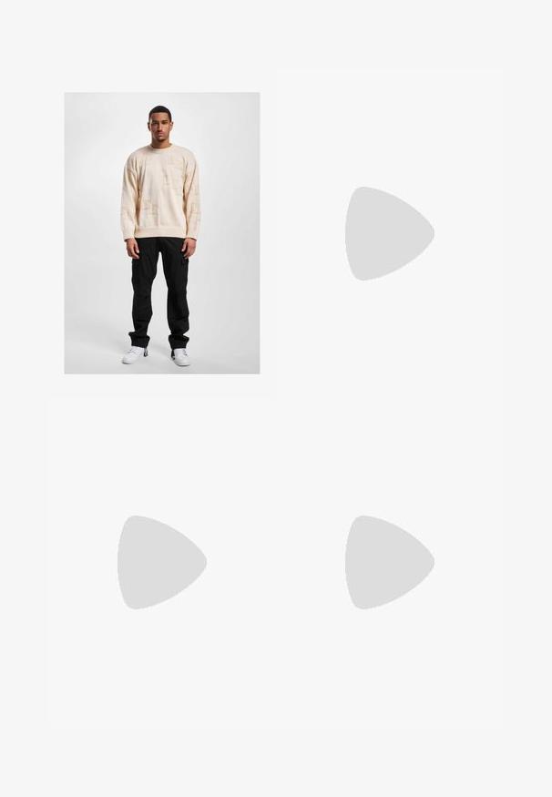 Beige striktrøje med prægede mønstre, rund halsudskæring og sænkede skuldre, parret med sorte cargo bukser og hvide sneakers.; Olivengrøn kordfløjl skjorte med knapper, lange ærmer, to frontlommer med klap og lille rødt broderet logo på venstre brystlomme.; Blå straight-leg denim jeans med forlommer og bæltestropper, der viser let falmede detaljer på lår og knæ.; Beige sneakers med en glat ruskindsfinish, rund tå og flad gummisole. Har snørebåndslukning og minimalistisk design med diskret syning.