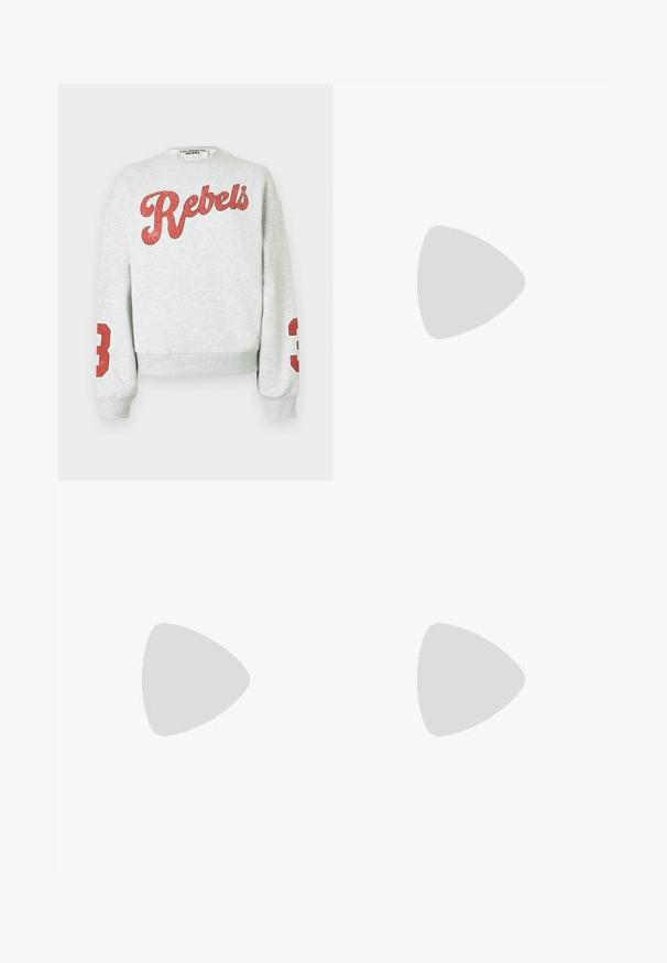 Grå sweatshirt med "Rebels" i rødt på forsiden og et rødt "3" på hver ærme. Lavet af blødt stof med et afslappet design.; Sort højtaljede denimjeans med let udvidelse, frontknap og lynlås samt forlommer med lapper.; Sorte læder flade sko med spids tå, samling detaljer omkring åbningen, og en sølv spænde accent på den justerbare rem.; Sorte rektangulære solbriller med gule linser. Funktioner inkluderer tykke stel og kantet design med en glat, blank finish.