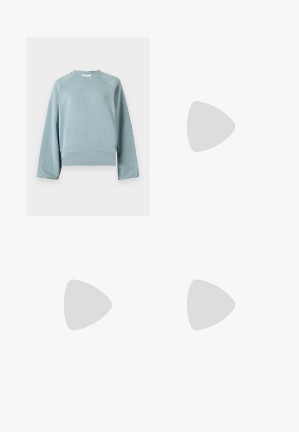 Sweat-shirt bleu clair à col rond avec manches raglan longues, ourlet et poignets côtelés, présenté sur un fond blanc uni.; T-shirt à manches courtes rose clair avec un col rond, une coupe droite et un petit logo brodé ton sur ton près de l’ourlet inférieur.; Jean en denim bleu évasé avec taille mi-haute, cinq poches et un délavage usé. Comporte des passants de ceinture et une fermeture à un bouton.; Baskets marron et crème présentant un mélange de matériaux texturés et lisses, profil bas, design à lacets, et semelle en caoutchouc.