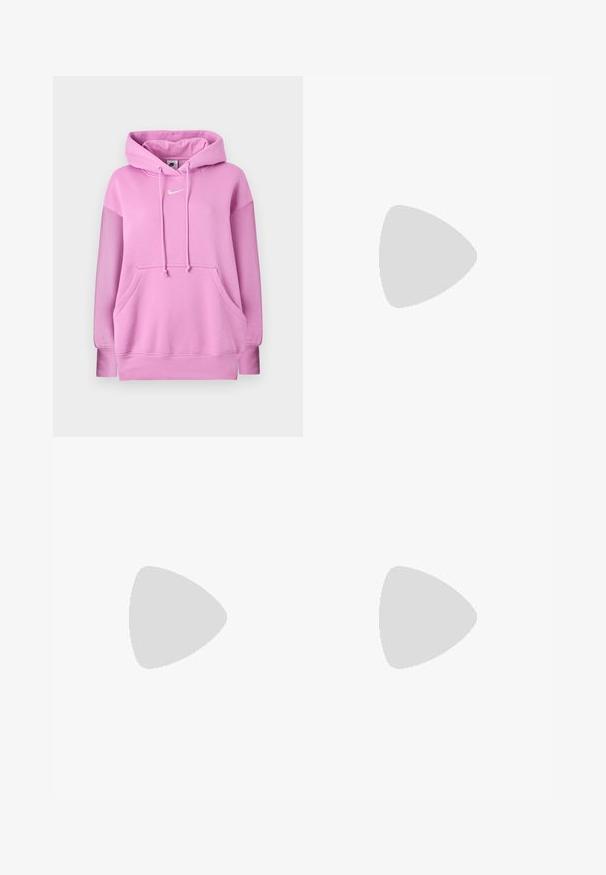Ροζ φούτερ Nike με μπροστινή τσέπη, ρυθμιζόμενο κορδόνι κουκούλας και λευκό λογότυπο Nike στο κέντρο του στήθους.; Μαύρο αθλητικό μπλουζάκι με μακριά μανίκια, στρογγυλή λαιμόκοψη, εφαρμοστή γραμμή, λευκή διακοσμητική ραφή και λογότυπο "NIKE SHOX" στο κέντρο.; Μαύρη αθλητική φούστα από ελαφρύ, λείο νάιλον ύφασμα. Διαθέτει ελαστική μέση και απλό, μακρύ, σε σχήμα Α κόψιμο.; Μαύρο χαμηλό Nike sneaker με κορδόνια, ραφές και υφή στην σόλα, σε λευκό απλό φόντο.