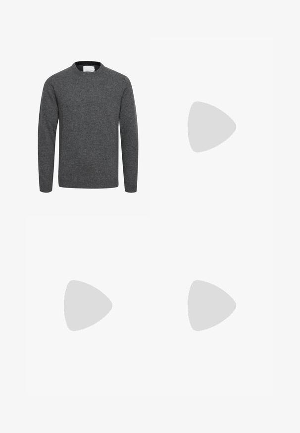 Jersey gris carbón de manga larga con cuello redondo, puños y bajo acanalados, hecho de tejido de punto suave.; Camiseta blanca de manga corta con cuello redondo, colocada plana, diseño liso, con etiqueta "WEEKDAY" en el interior del cuello sobre un fondo claro.; Jeans de mezclilla gris oscuro con corte recto, cinco bolsillos y herrajes metálicos. Presenta costuras de contraste y una textura ligeramente desgastada.; Zapatos derby de cuero negro con una textura suave, punta redondeada, diseño de cordones y una suela de goma gruesa y resistente.
