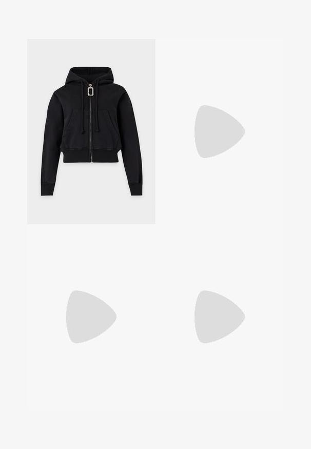 Sweat à capuche noir zippé avec poches kangourou à l'avant, poignets et ourlet côtelés, capuche à cordon et une grande tirette argentée.; T-shirt noir à manches courtes avec un petit ours en peluche enveloppé d'un ruban à mesurer jaune et le mot "Moschino" imprimé sur la poitrine.; Pantalon évasé noir et gris avec passepoil rouge et texte cursif rouge sur la cuisse gauche, taille élastique, vue de face sur fond blanc.; Bottine noire en cuir brillant, avec un bout pointu, un talon aiguille, et des accessoires dorés ornés d'une boucle décorative.