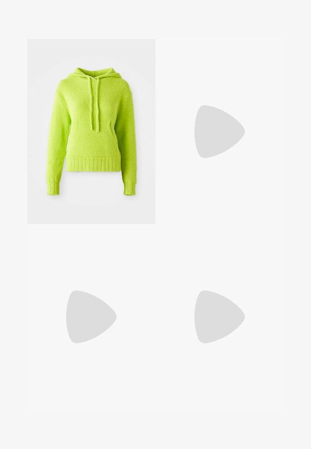 Haut en hoodie vert lime, moelleux, avec une surface texturée, une capuche à cordons et des bords côtelés. Caractéristiques : coupe décontractée et matériau doux.; T-shirt blanc court en coton, avec des manches courtes et un col rond, orné d'un logo Nike noir sur la poitrine.; Pantalons de survêtement noirs en tissu doux, dotés d'une taille élastique avec cordon de serrage, de rayures latérales et d'un petit logo sur le devant à gauche.; Sandale de sport noire avec bout fermé, brides Velcro au médio-pied et au talon, et semelle épaisse et rembourrée marquée "AIR" sur le côté.