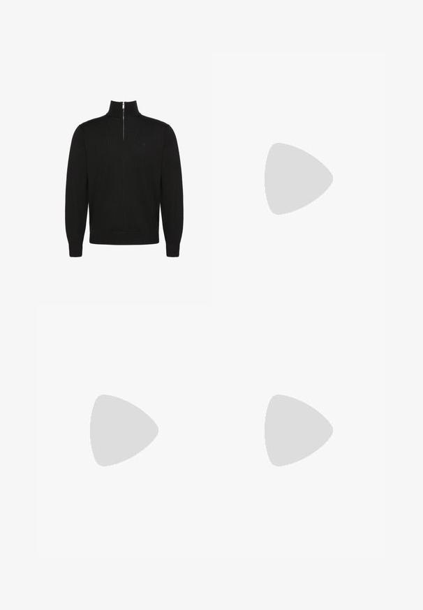 Jersey negro de manga larga con cremallera a medio frente y puños y bajo de canalé, con un pequeño logo sutil en el pecho.; Camiseta de algodón blanca con mangas cortas, cuello redondo y texto impreso: "Calvin Klein 205 WEST 39TH STREET NEW YORK CITY 10018."; Pantalones de mezclilla negros con un diseño de pierna ancha, que cuentan con cinco bolsillos y herrajes de botón metálico. Textura suave, sin patrones visibles.; Botas de tobillo de cuero negro con textura suave, punta redondeada y suela de goma negra. Cuentan con un diseño de cordones y un tirador en el talón para facilitar su uso.