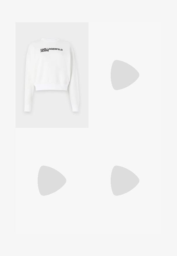 Λευκό cropped sweatshirt από φλις, με μακριά μανίκια και στρογγυλή λαιμόκοψη. Μαύρη εκτύπωση με την ένδειξη "KARL LAGERFELD JEANS" στο μπροστινό μέρος.; Τζιν παντελόνια μπλε denim με ψηλή μέση και ίσια γραμμή, με ξεβάμμένο φινίρισμα, πέντε τσέπες και κλασικό κούμπωμα με κουμπί και φερμουάρ.; Μαύρο δερμάτινο ψηλοτάκουνο παπούτσι με μυτερή μύτη, λεία υφή και κοφτό τακούνι. Μινιμαλιστικός σχεδιασμός, χωρίς επιπρόσθετες διακοσμήσεις.; Μαύρη δερμάτινη τσάντα με λευκές λεπτομέρειες. Διαθέτει αλυσίδα ως ιμάντα, δομημένο σχήμα και έντονη λευκή λεπτομέρεια με λογότυπο. Λείο υλικό.