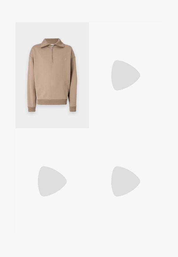 Sweatshirt beige avec un col montant et une demi-fermeture éclair. Fabriqué en tissu doux avec des poignets et un ourlet côtelés, arborant un petit logo sur la poitrine.; T-shirt blanc à col rond en tissu doux. Manches courtes, sans motifs. Design simple avec un ourlet droit et des détails minimalistes.; Jeans en denim bleu clair, avec une coupe droite, taille mi-haute et un léger délavage. Comprend cinq poches et un bouton en métal.; Baskets basses en cuir blanc avec lacets, languette de talon noire et logo « BOSS », flottant à l'intérieur près d'un mur en blocs de verre et d'un sol poli.