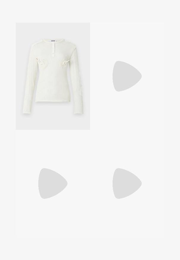 Haut blanc en maille à manches longues avec encolure ronde, patte de boutonnage et détails 3D de cygne sur la poitrine par Moschino.; Jean en denim bleu clair avec une coupe décontractée, cinq poches et un design à jambes droites. Texture délavée, bouton supérieur et fermeture éclair.; STAND STUDIO KELSEY - Mules à talons - black; Petit sac à main noir en fausse fourrure avec poignées tressées sur le dessus et longue bandoulière fine sur fond uni.