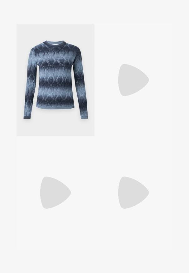Pull en maille à manches longues avec un dégradé bleu et un motif géométrique en losange, avec un col rond et des poignets ajustés.; Pantalon évasé noir en matériau brillant, doté d'une taille ajustée, d'un design à cinq poches et d'une fermeture à bouton à l'avant.; Ballerines en cuir noir avec un bout rond, texture lisse, détails de couture minimalistes et design de semelle flexible.; Sac hobo tissé noir avec une structure souple et une poignée intégrée, présenté sur un fond clair uni.