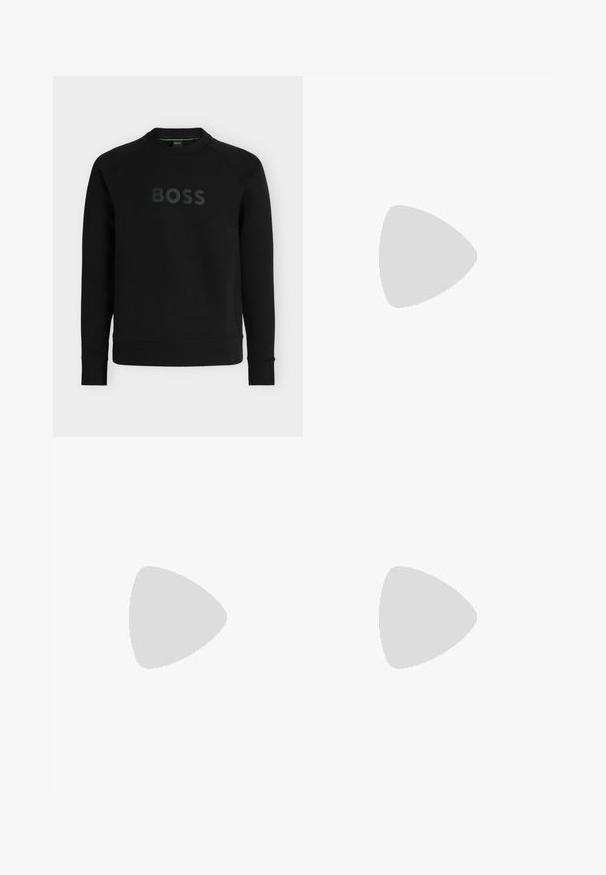 Sweatshirt noir à col rond, manches longues, avec le mot BOSS embossé en grandes lettres sur la poitrine. Aucun motif ou graphique visible.; Chemise blanche à manches longues avec col boutonné et petit logo brodé sur la poitrine gauche.; Pantalon blanc taille haute à jambes droites avec passants de ceinture, fermeture par bouton et braguette zippée sur un fond uni gris clair.; Chaussure habillée pour homme en cuir noir, à lacets sur l'avant, avec une languette rouge au talon, sur fond uni.