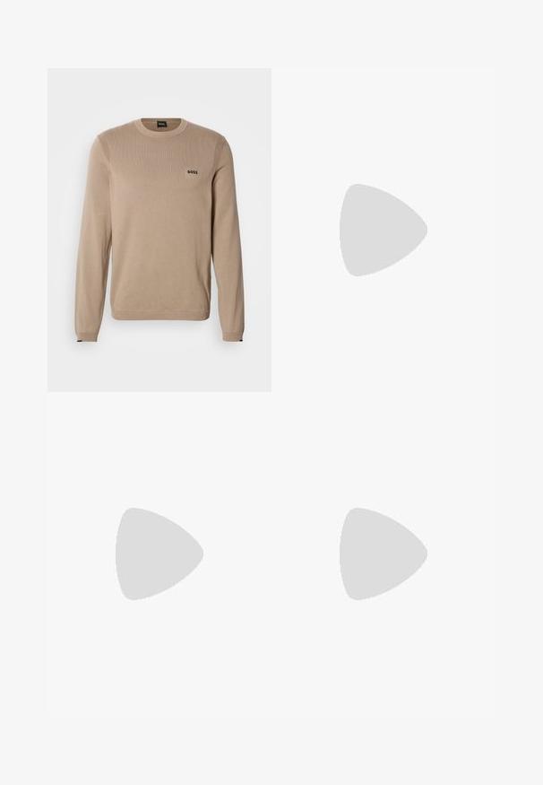 Pull en maille beige à manches longues, col rond, détails côtelés et petit logo noir « BOSS » sur la poitrine. Texture douce, coupe classique.; Chemise grise à manches longues avec boutons, deux poches poitrine, col pointu et patch logo sur la partie supérieure gauche de la manche.; Jean bleu délavé à coupe droite avec cinq poches, fermeture par bouton et passants pour ceinture, présenté à plat sur fond blanc.; Baskets en suède beige et blanc avec lacets et logo « BOSS », flottant au-dessus d’un sol en béton poli avec des murs en blocs de verre en arrière-plan.