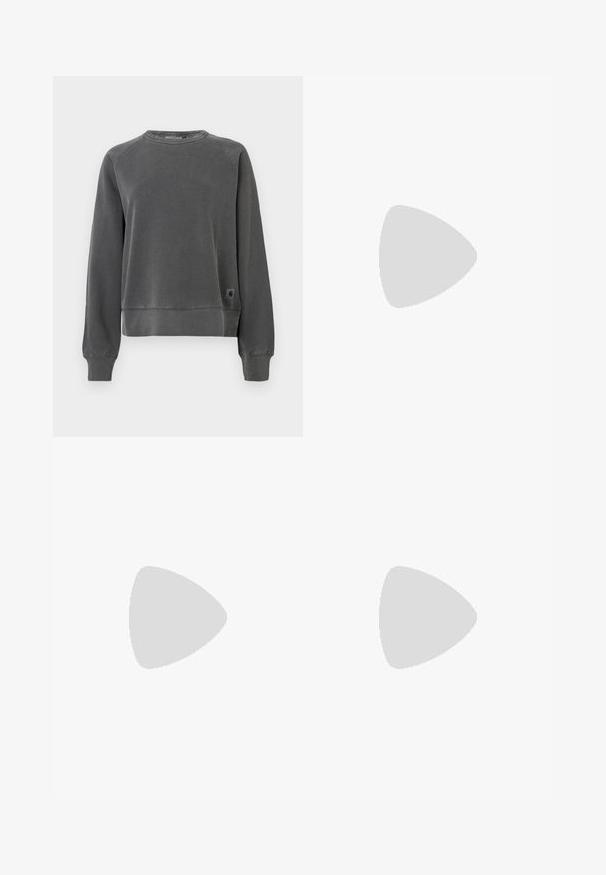 Crewneck sweatshirt σε σκούρο γκρι ύφασμα, με ριπ μανσέτες και στρίφωμα, και μια μικρή λογότυπο ετικέτα στη χαμηλή πλευρά. Μαλακή υφή.; Λευκό κοντομάνικο μπλουζάκι με στρογγυλή λαιμόκοψη και μικρό σκούρο κόκκινο λογότυπο "The North Face" στο πάνω αριστερό μέρος στο στήθος.; Μπεζ φούστα σε γραμμή Α με ενσωματωμένη μαύρη ρυθμιζόμενη ζώνη και εμφανές μπροστινό ραφή, τοποθετημένη επίπεδα σε λευκό φόντο.; Μαύρες αδιάβροχες μποτάκια μέχρι τον αστράγαλο με επένδυση από ψεύτικη γούνα, υφασμάτινη υφή, λευκές και μαύρες καρό κορδόνες, και θηλιά στο τακούνι.