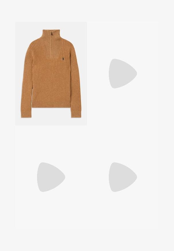 Brun ribbet sweater med høj krave, kvart-lynlås lukning og lille logo på brystet. Blød tekstur, tætsiddende design, lange ærmer.; Marineblå bomulds-t-shirt med rund hals, korte ærmer og en lille hvid broderet logo på brystet. Minimalistisk design.; Mørkeblå denimjeans med lige ben, kontrastsyninger, bæltestropper og forlommer, lagt fladt på en hvid baggrund.; Sort læderloafers med duskedetalje og lav hæl, set fra siden mod en ensfarvet baggrund.