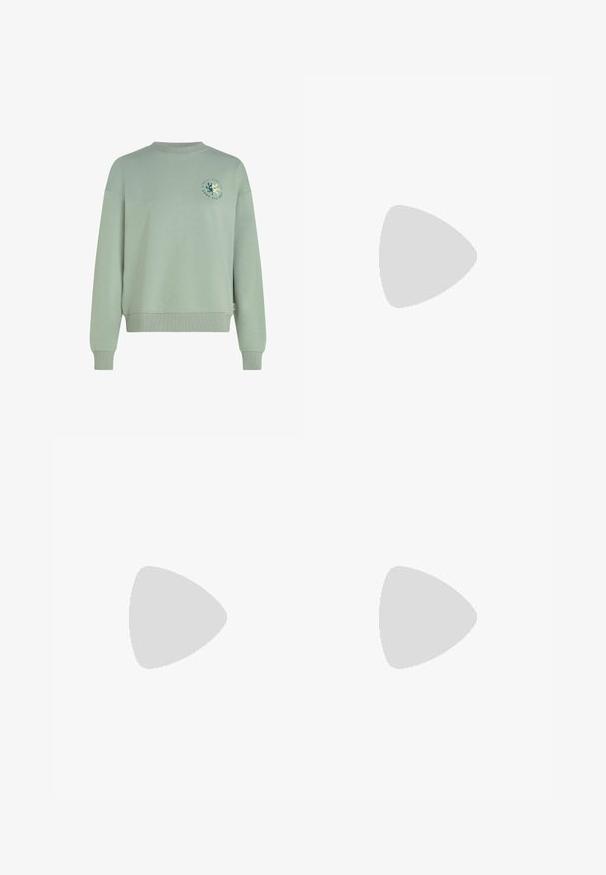Sweat-shirt vert clair à col rond, manches longues, poignets et ourlet côtelés. Présente un logo circulaire avec texte sur la poitrine.; T-shirt noir près du corps à manches courtes et col en V, en tissu lisse et au design simple, présenté sur fond blanc.; Jupe bleue mi-longue avec taille froncée et tissu froncé pour une silhouette évasée, présentée sur fond blanc uni.; Ballerines beiges avec une exterior en cuir lisse, un bout en forme d'amande et une sangle élastique sur le coup de pied, avec des détails de couture subtils.