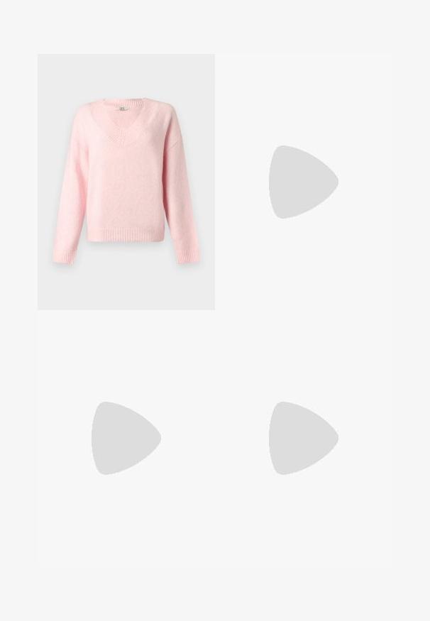 Pull en maille rose pâle à col en V et manches longues, avec poignets, ourlet et encolure côtelés, présenté sur un fond clair uni.; Jean en denim vert clair coupe droite avec fermeture à boutons et zip à l'avant, passants pour ceinture et design à cinq poches.; Chaussures Mary Jane en cuir noir avec bout pointu, petit talon carré et bride ajustable avec une boucle argentée. Texture lisse et brillante.; Sac à main rectangulaire en cuir noir avec fermeture à rabat et deux longues anses sur fond blanc uni.