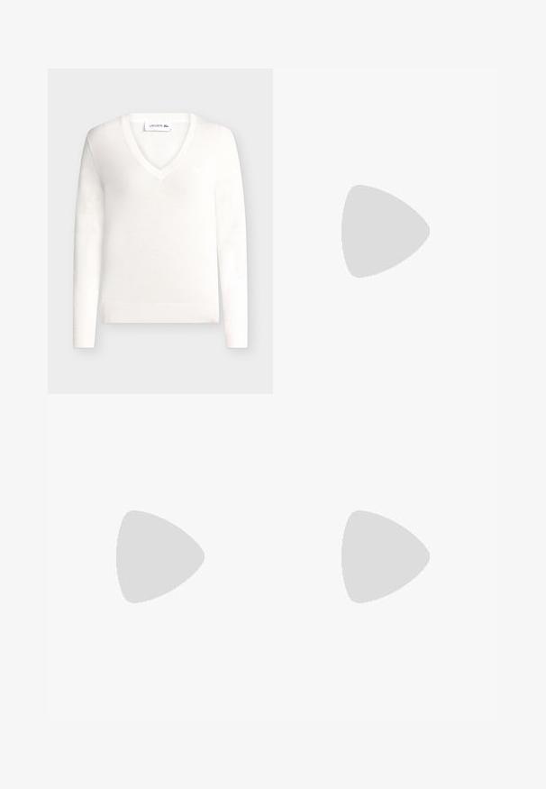 Pull blanc à manches longues avec col en V, poignets et bas côteletés, avec un petit logo Lacoste sur la poitrine.; Chemise à rayures verticales rouges et blanches à manches longues avec col et petit logo brodé sur la poitrine, présentée à plat sur fond blanc.; Chinos beiges à texture lisse, coupe droite, taille avec fermeture à bouton et poches avant. Design minimaliste, sans motifs visibles.; Mocassins en cuir noir à texture lisse, bout arrondi et détails de couture subtils. Ils présentent un accent logo doré sur le côté supérieur.