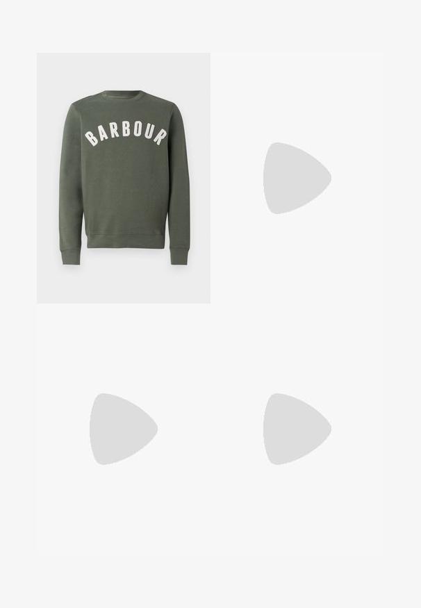 Barbour PREP LOGO CREW NECK - Sweatshirt - thyme; Chemise en denim bleu foncé avec des manches longues, devant à boutons et une poche poitrine unique. Présente un col classique et un ourlet droit.; Jeans en denim bleu clair avec une coupe droite, cinq poches, fermeture à bouton, peu d'usure et des détails de couture contrastés.; Mocassin en cuir noir avec semelle en caoutchouc épaisse, dessus cousu et nom de marque embossé sur le talon, présenté de profil sur fond blanc.