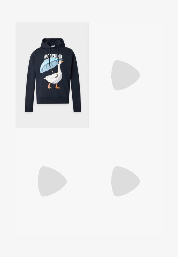 Μαύρο hoodie Moschino με γραφικό άσπρης χήνας που κρατά μπλε ομπρέλα και το όνομα της μάρκας από πάνω με λευκά γράμματα.; Λευκό t-shirt Moschino με μαύρο πουα σχέδιο για να ενώσεις τις τελίτσες του πάπιας και πορτοκαλί ράμφος στο μπροστινό μέρος.; Μαύρη στενή φόρμα με ελαστική μέση, λευκή αντίθετη ραφή και μικρό λευκό λογότυπο "Moschino" στον πάνω μηρό.; Λευκό sneaker χαμηλής κοπής με σχέδιο κορδονιών, λείο συνθετικό επάνω μέρος και μοτίβο από καουτσούκ στη σόλα, σε απλό φωτεινό φόντο.
