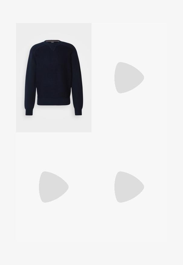 Pull en tricot marine foncé avec un col rond, des poignets côtelés et des détails de panneaux d'épaules. Texture douce avec un motif uni et un ourlet élastique.; T-shirt en coton blanc à manches courtes, col rond, avec un logo « BOSS » en relief sur la poitrine. Texture lisse, coupe standard.; Jean en denim large à jambes bleues foncées avec des plis devant et des coutures orange, présenté sur fond blanc.; Bottine noire en cuir avec semelle texturée, panneaux latéraux élastiques et languette de tirage sur fond gris clair.