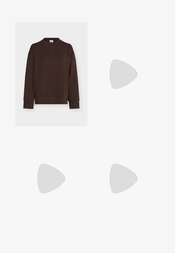 Sweat-shirt marron foncé à manches longues avec col rond, poignets et ourlet côtelés, présenté sur fond blanc.; Pantalon beige taille haute à jambes droites avec plis devant, passants pour ceinture et fermeture avant dissimulée.; Sandale plate en daim vert olive avec boucle d'orteil, large bride latérale, bride de cheville avec boucle dorée et semelle marron.; Sac à main en cuir marron foncé brillant avec poignée noire et dorée nouée et fine bandoulière, sur fond clair uni.