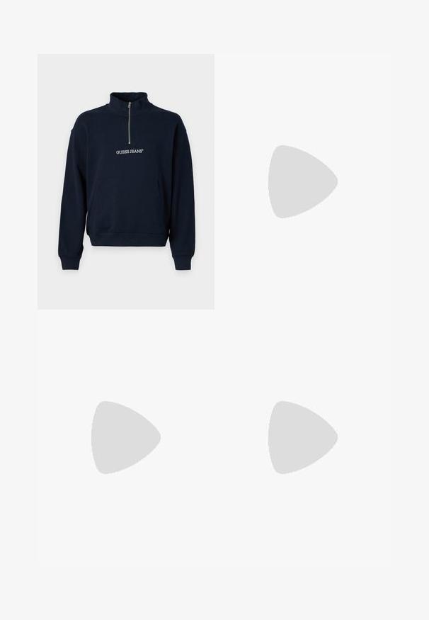 Pull-over en polaire bleu marine avec zip demi-hauteur et col haut, doté d'une poche kangourou à l'avant et du logo "GUESS JEANS" brodé en blanc.; Chemise noire à manches longues avec col mandarin, confectionnée dans un tissu lisse, dotée d'une patte de boutonnage à l'avant et de détails de design subtils.; Pantalons noirs ajustés en tissu lisse, présentant une jambe droite, des détails de pli raffinés et une taille classique avec passants de ceinture.; Baskets basses en daim beige avec des panneaux en maille blanche, des lacets blancs et une semelle blanche épaisse, présentées de profil sur un fond blanc.