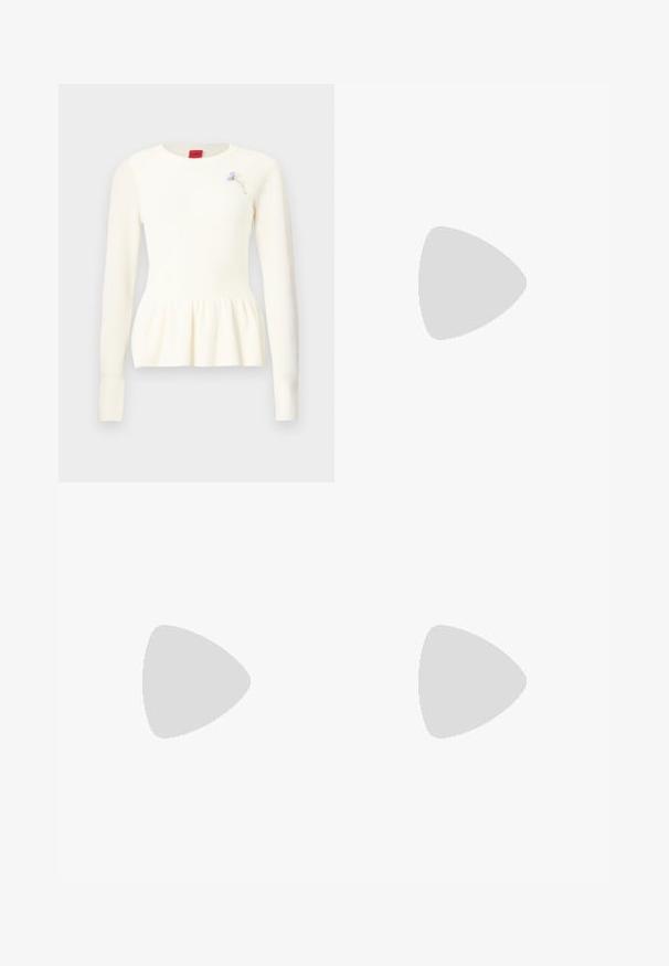 Pull blanc en tricot à manches longues, col rond, ourlet à basque et une petite broche florale bleue sur la poitrine.; Pantalon large taille haute en vert olive avec plis à l'avant, conçu pour une coupe décontractée et une texture lisse.; Chaussure plate en cuir verni bordeaux avec un bout pointu et une sangle décorative sur le cou-de-pied. Présente un petit talon noir.; Sac à main tissé beige avec fine bandoulière et petit logo doré "BOSS" à l'avant, présenté sur fond blanc uni.