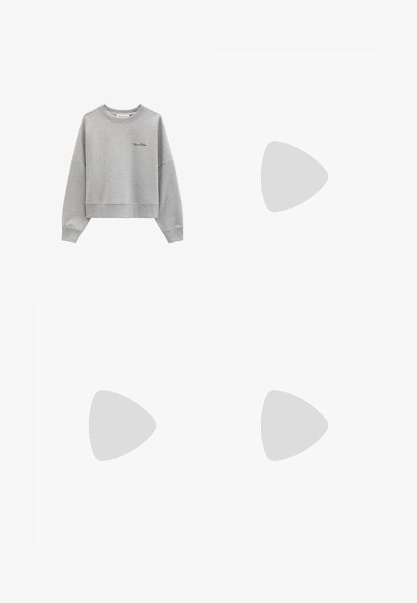 Sweat-shirt court gris clair à manches longues avec logo vert "Marc O’Polo" sur la poitrine gauche.; T-shirt blanc à manches courtes, col rond, coupe décontractée, en tissu de coton doux. Texture lisse, sans motifs ni logos.; Jeans évasés en denim bleu clair avec détails usés, cinq poches, fermeture par bouton et ourlet effiloché aux chevilles.; Baskets basses blanches en toile avec lacets à l'avant et semelle épaisse en caoutchouc texturée sur fond neutre.