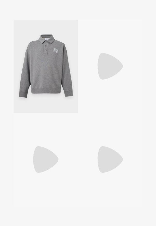 Siva polo majica s dugim rukavima, tri gumba i malom bijelom zakrpom s logotipom "Maison Kitsuné" na lijevoj prsa.; Tamnosmeđe traperice ravnih nogavica s prednjim džepovima, petljama za remen, kopčanjem na gumb i detaljem bočne petlje na bijeloj pozadini.; Niska tamnosiva kožna tenisica s crnim vezicama i đonom, minimalistički dizajn, bočni profil na jednobojnoj svijetloj pozadini.; Tamna smeđa platnena torbica za struk s dijagonalnim džepom na patentni zatvarač i malim bijelim logom sprijeda, na jednostavnoj svijetloj pozadini.