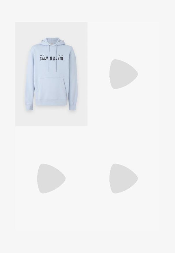 Ανοιχτό μπλε φουτουριστικό hoodie από ύφασμα, με μπροστινή τσέπη, κουκούλα με κορδόνια και μαύρο εκτυπωμένο κείμενο "CALVIN KLEIN Ιδρύθηκε το 1968" μπροστά.; Λευκό πόλο μπλουζάκι από μαλακό βαμβάκι, με κοντά μανίκια, κλασικό γιακά, δύο κουμπιά στη μύτη και έναν διακριτικό λογότυπο στο στήθος.; Γκρι τζιν από denim με ίσια γραμμή, διαθέτοντας ξεβαμμένο πλύσιμο, πέντε τσέπες και κλείσιμο με μεταλλικό κουμπί. Ορατές ραφές σε αντίθεση.; Λευκό αθλητικό παπούτσι με άνω μέρος από λείο δέρμα και χαμηλό προφίλ. Διαθέτει στρογγυλεμένη μύτη, έξι τρυπούλες και υφασμένη καουτσούκ σόλα.