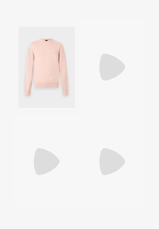 Pull rose clair à manches longues avec col rond, poignets et ourlet côtelés, avec un petit patch logo discret sur la poitrine gauche.; Chemise beige à manches longues boutonnée avec des rayures verticales subtiles et un col classique, présentée sur un fond clair uni.; Pantalon beige sur mesure avec plis sur le devant, passants de ceinture et jambes droites, présenté sur un fond clair et uni.; Mocassin penny en cuir noir avec talon bas, bout arrondi et détails cousus à l'avant et sur les côtés, présenté sur un fond neutre.