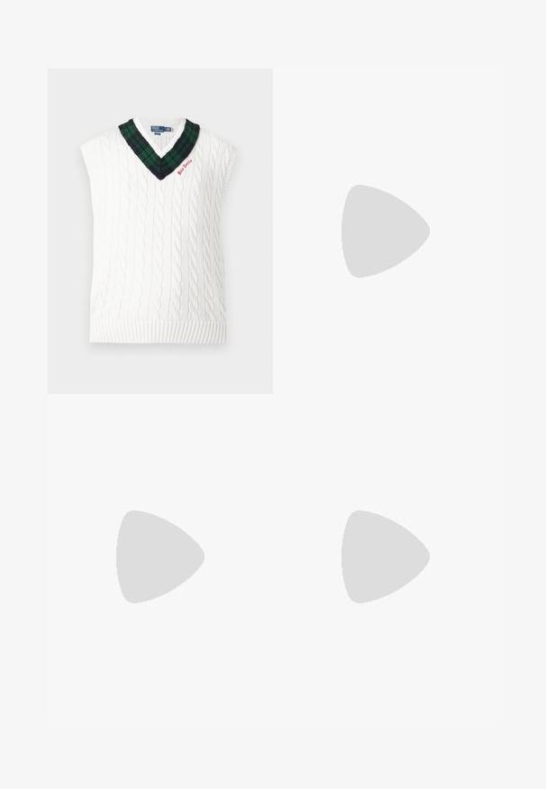 Gilet sans manches en maille torsadée blanche avec col en V à carreaux verts et noirs et petite broderie rouge "Polo Tennis".; Polo bleu marine à manches courtes en tissu texturé, patte à deux boutons et petit logo GANT sur la poitrine gauche.; Pantalon léger beige à rayures verticales, taille élastique avec cordon blanc, coupe droite.; Baskets basses en cuir noir avec lacets sur le devant et semelle en caoutchouc plate, vues de côté sur un fond blanc uni.