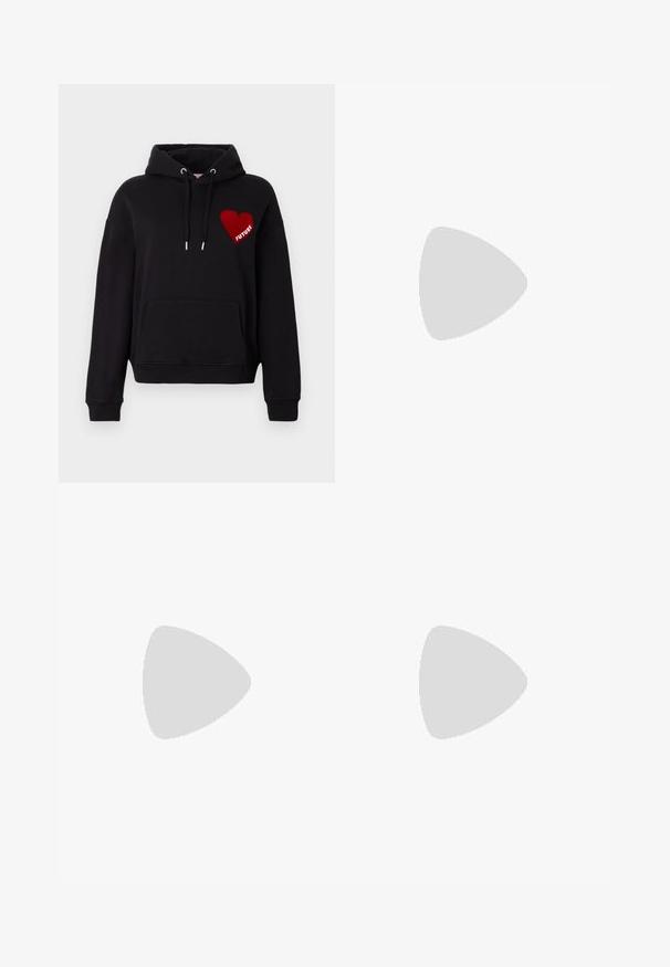 Sweat à capuche noir avec une poche avant, cordon de serrage réglable et un graphique en forme de cœur rouge avec le mot "FUTURE" en blanc. Tissu doux et texturé.; Jean à jambes larges en denim noir vieilli, avec un détail déchiré au genou, un ourlet effiloché et une braguette à boutons standard avec poches.; Bottine en cuir noir avec bout pointu et petit talon kitten sur fond clair, vue côté extérieur.; Sac à épaule en cuir noir, de forme courbée, avec une texture douce et une seule sangle; il comporte une fermeture éclair dorée et un logo discret.