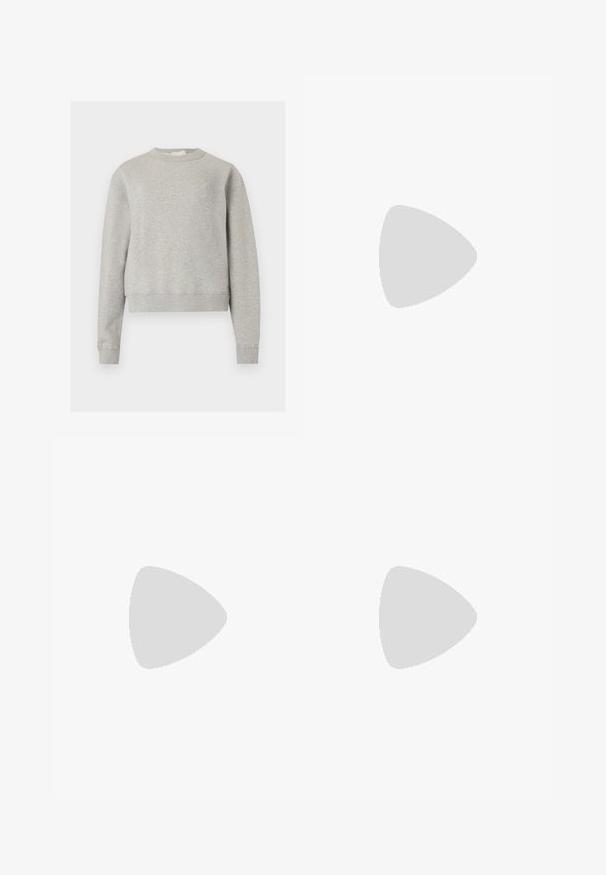 Sweat-shirt gris clair à col rond avec manches longues et texte brodé discret sur le côté gauche de la poitrine, présenté sur fond blanc uni.; T-shirt en coton gris clair à manches courtes et col rond avec une étiquette noire visible à l'intérieur du col indiquant "DENIM" et la taille "S."; Jean bleu à jambes larges, taille haute, fermeture à bouton et à zip, passants de ceinture et détails délavés à l'avant.; Sneaker beige avec des matériaux en daim et en maille, forme arrondie, col rembourré proéminent et semelle en caoutchouc gomme. Présente un accent de design en forme de vague.