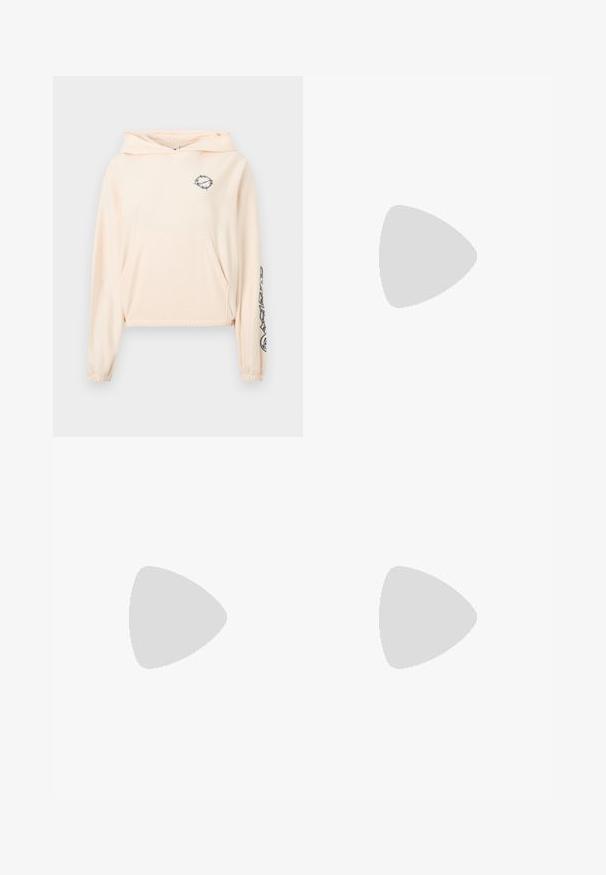 Φωτεινό ροζ cropped hoodie από απαλό ύφασμα. Διαθέτει μπροστινή τσέπη, ρυθμιζόμενο κουκούλι και μαύρη γραφική λεπτομέρεια στο αριστερό μανίκι.; Μωβ κοντό τοπ με υφή, τετράγωνη λαιμόκοψη, κοντά μανίκια και ribbed στρίφωμα, που διαθέτει λεπτά σκούρα σχέδια σε όλη την επιφάνεια.; BDG Urban Outfitters BAGGY CARGO - Τζιν χαλαρής εφαρμογής - acid pink; Μπεζ και ασημί αθλητικό παπούτσι Nike με λεπτομέρειες από δίχτυ και κορδόνια που αιωρείται πάνω από σκάλες από σκυρόδεμα.