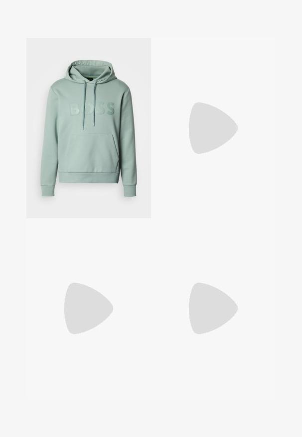 Sweat à capuche vert clair avec poche kangourou, capuche à cordon et logo "BOSS" en relief sur le devant. Comprend des poignets et un ourlet côtelés.; T-shirt bleu clair à manches courtes en coton doux. Présente un col rond et un logo « BOSS » subtil dans une teinte légèrement plus foncée.; Jean beige et gris clair à jambes larges, avec poches avant, passants de ceinture et fermeture par bouton.; Baskets en toile grises avec un bout arrondi, lacets beiges et semelle en caoutchouc beige contrastante. Comprend une languette à l'arrière et une étiquette de marque sur le côté.