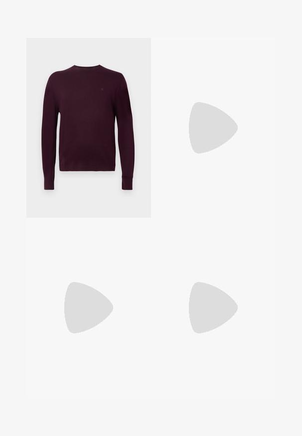 Pull-over à manches longues couleur bordeaux avec col rond, poignets côtelés et petit logo brodé sur la poitrine gauche.; Chemise à manches longues couleur bordeaux en tissu lisse. Dotée d'un col boutonné et de cinq boutons noirs sur le devant. Logo discret sur la poitrine.; Jean en denim bleu foncé avec une coupe droite, un design classique à cinq poches et des coutures orange contrastantes. Comprend une fermeture à bouton en métal.; Mocassin en cuir noir avec détail de bride grise, talon bas et semelle texturée, marqué "HUGO" en or sur le côté.
