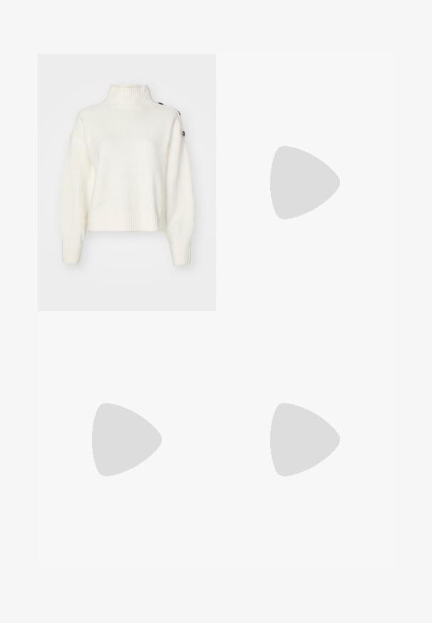 Pull blanc et duveteux avec un col montant à côtes, des manches larges et un ourlet côtelé. Présente des boutons sur l'épaule pour un détail supplémentaire.; Jeans en denim bleu taille haute avec jambes larges, poches avant, fermeture à bouton et dégradé de couleur usé allant de la taille à l'ourlet.; Baskets en cuir blanc avec des rayures noires, semelle extérieure en caoutchouc beige, bout rond, fermeture lacée et embout en suède gris doux.; Sac à main en cuir tressé marron foncé avec poignée courbée, garniture blanche, fermeture éclair argentée et bandoulière large en tissu amovible sur fond uni.